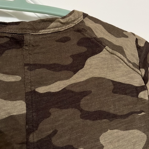 Banana Republic Camo print T-shirt size small - Picture 3 of 8